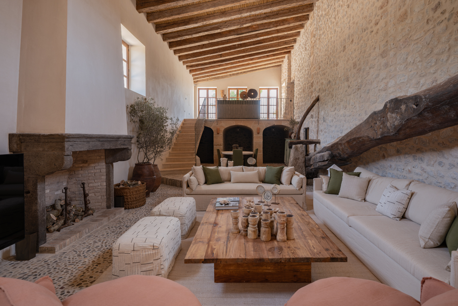 salon avec poutres et cheminée finca rénovée à Majorque maison en pierre Son Verí
