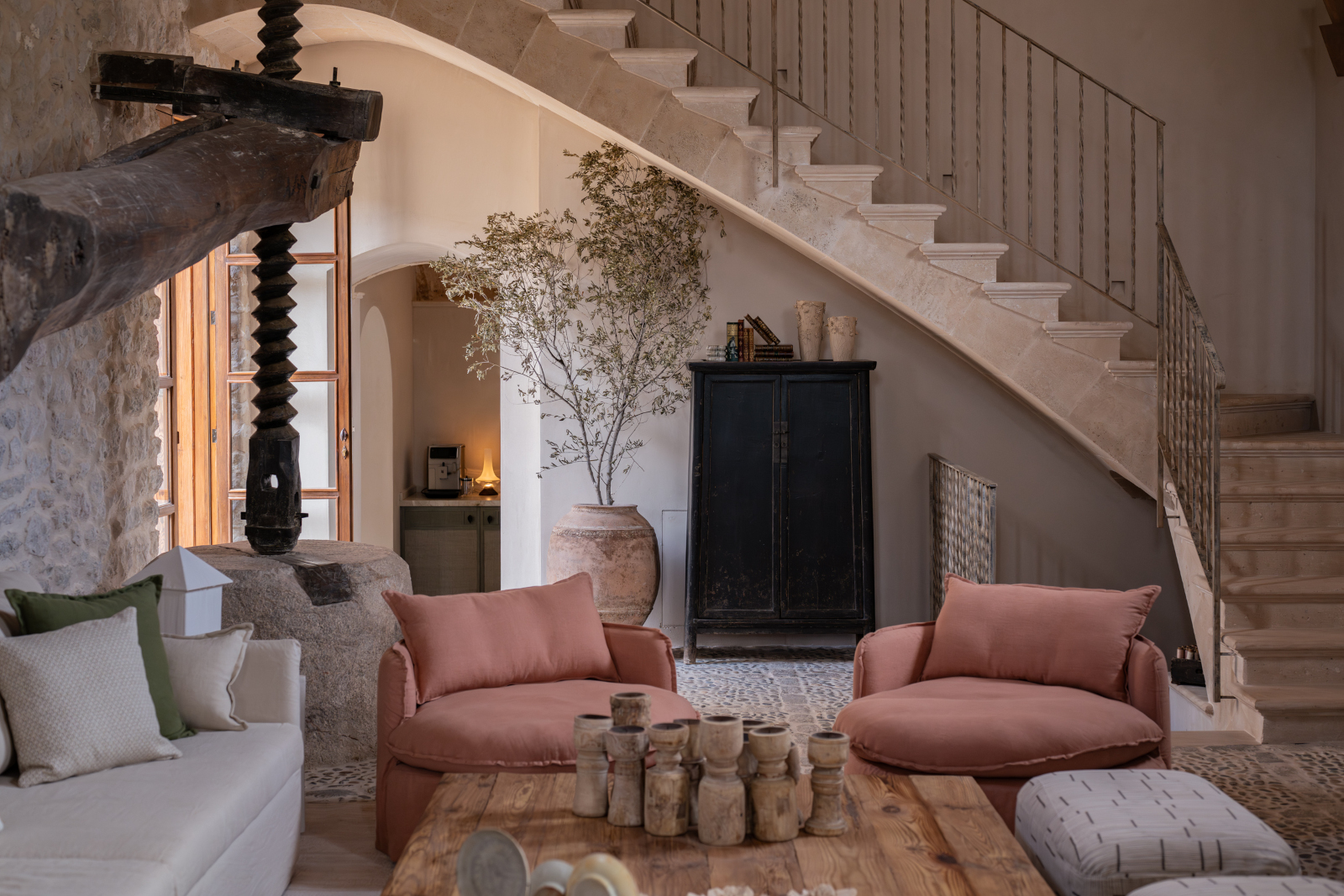 salon avec escalier en pierre finca rénovée à Majorque maison en pierre Son Verí
