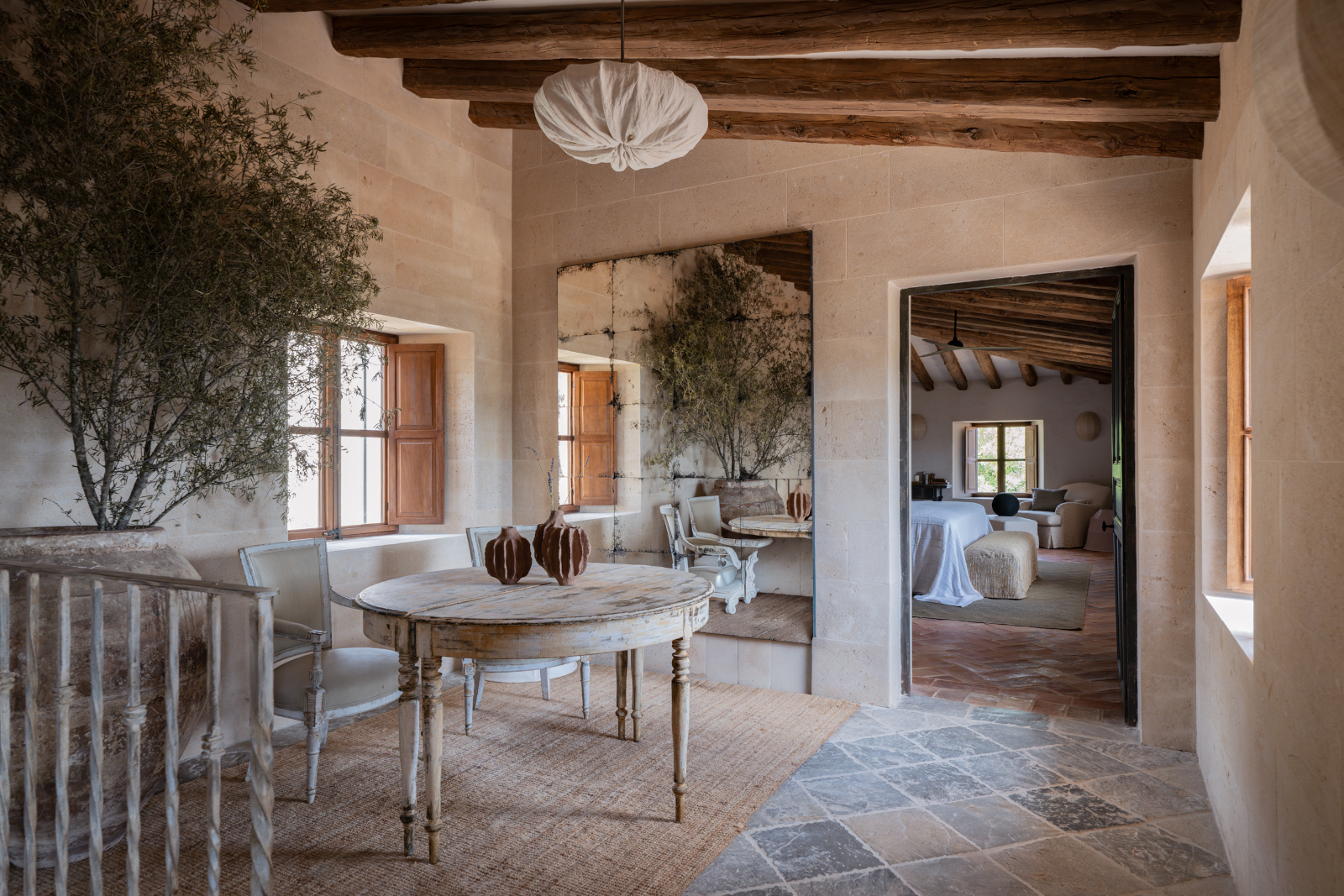 salle à manger sur palier finca rénovée à Majorque maison en pierre Son Verí
