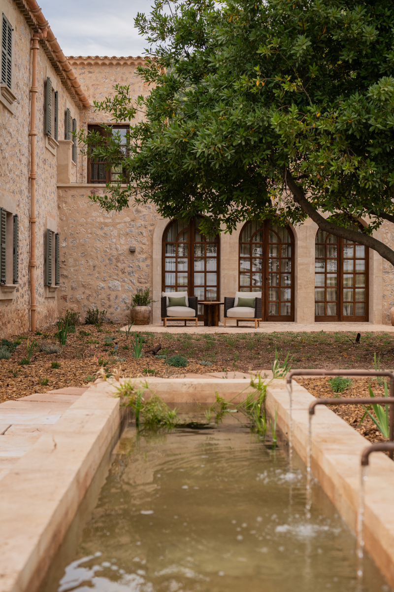 maison en pierre Son Verí avec bassin dans la cour