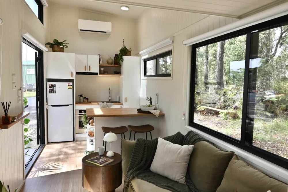 salon et cuisine tiny house 17m2 Seven Two par Designer Eco Tiny Homes salon et cuisine tiny house 17m2 Seven Two par Designer Eco Tiny Homes
