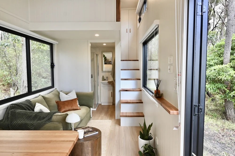 salon avec escalier pour mezzanine tiny house 17m2 Seven Two par Designer Eco Tiny Homes salon avec escalier pour mezzanine tiny house 17m2 Seven Two par Designer Eco Tiny Homes