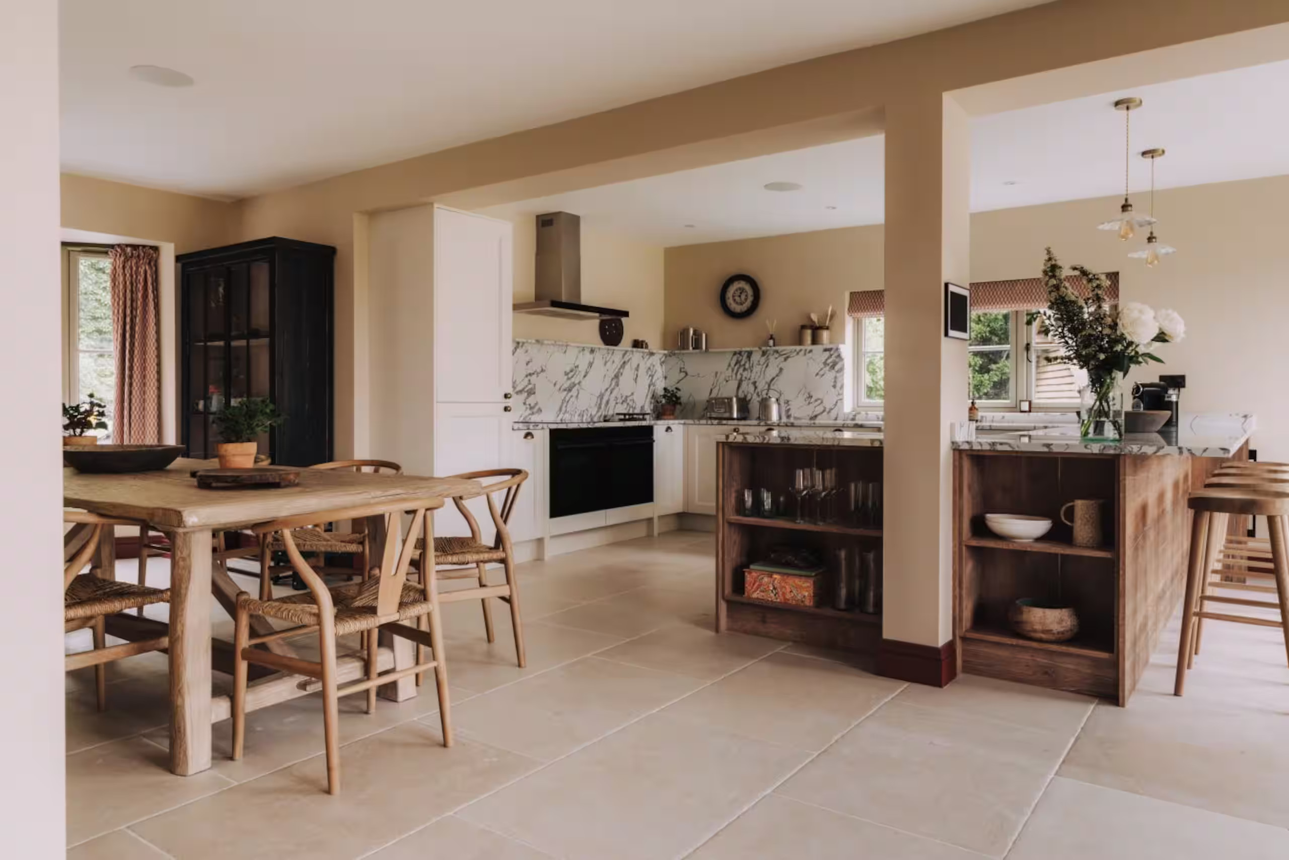 salle à manger chaises wishbone et cuisine shaker ivoire et marbre maison rénovée décoration rustique chic salle à manger chaises wishbone et cuisine shaker ivoire et marbre maison rénovée décoration rustique chic
