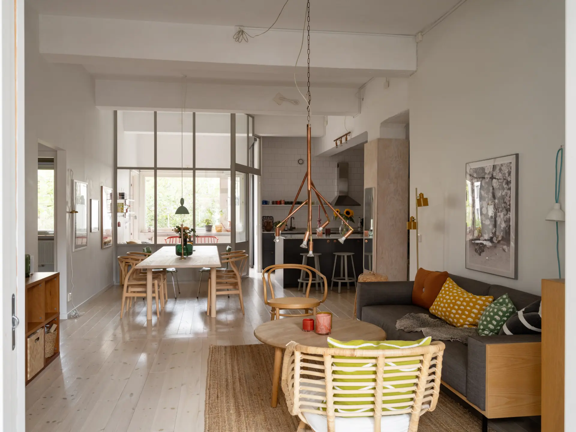 salle à manger avec verrière cuisine ouverte grise et salon décoration scandinave