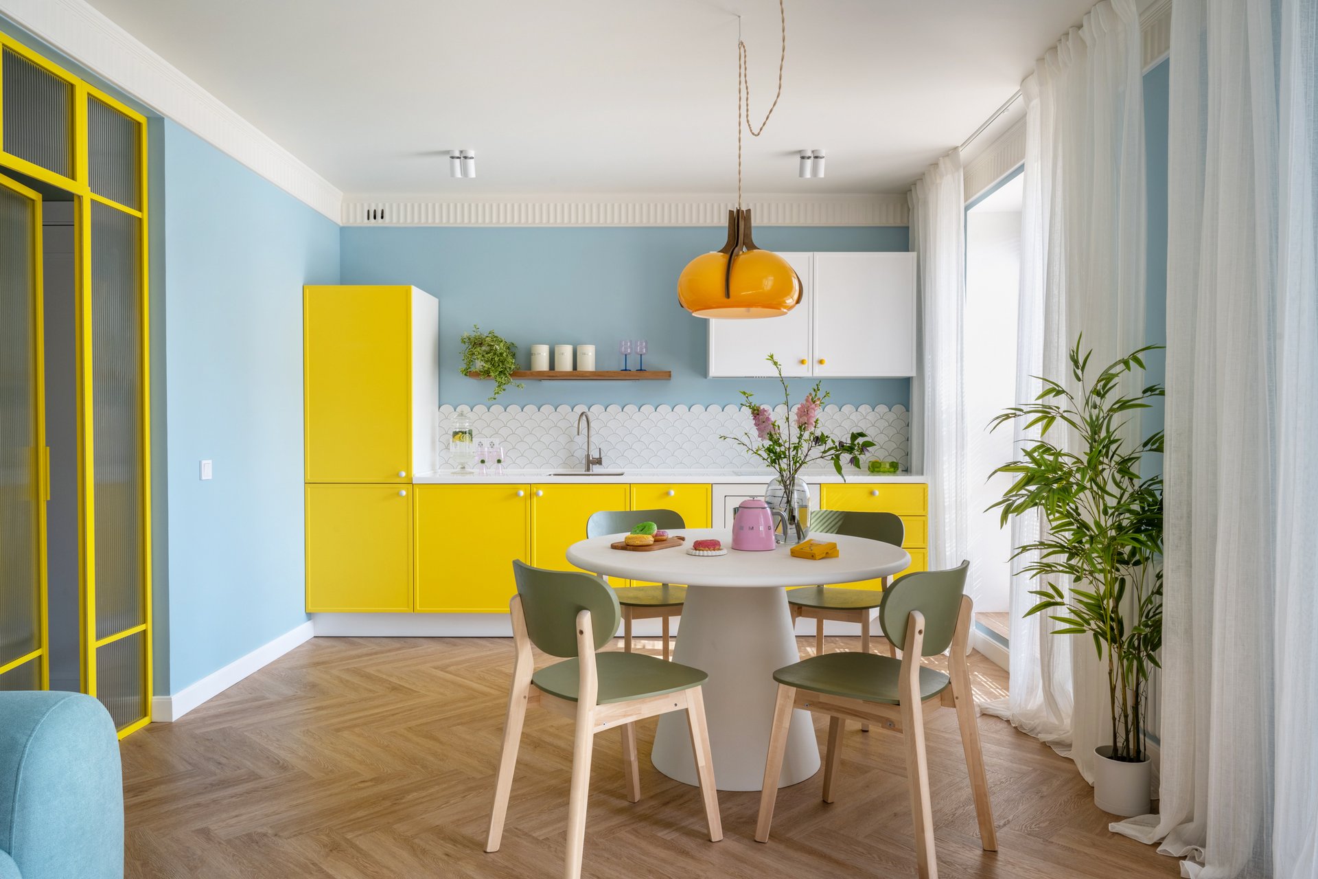 cuisine jaune murs bleus dans appartement de 64m2 à la décoration contemporaine colorée