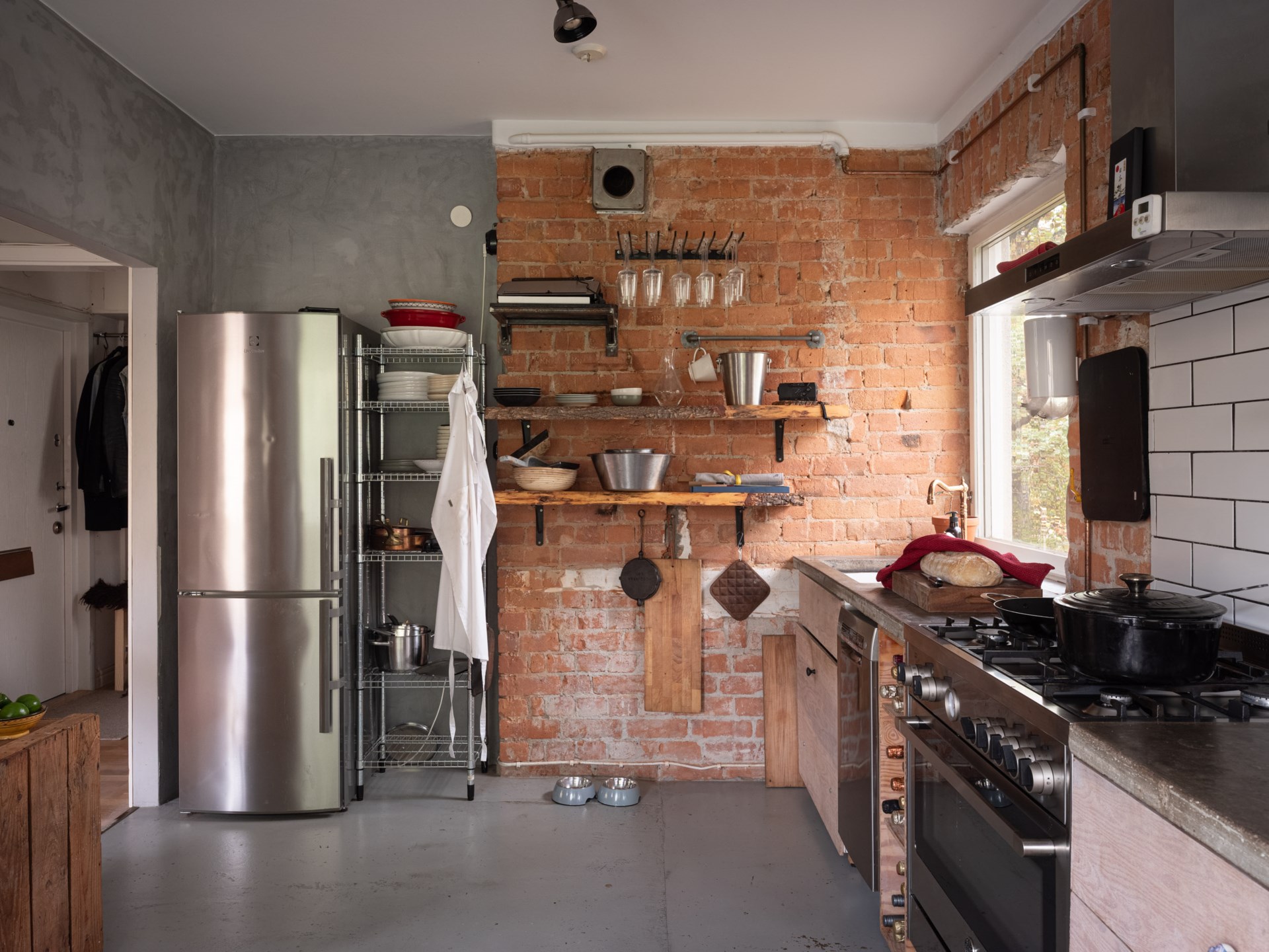 cuisine avec mur de briques anciennes décoration scandinave studio de 42m2