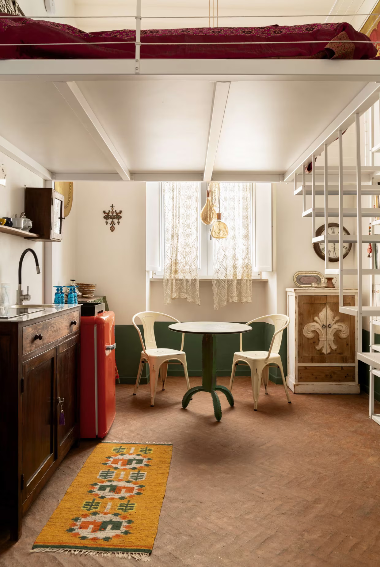 cuisine petit duplex Italie décoration vintage et contemporaine dans ancien hangar réhabilité