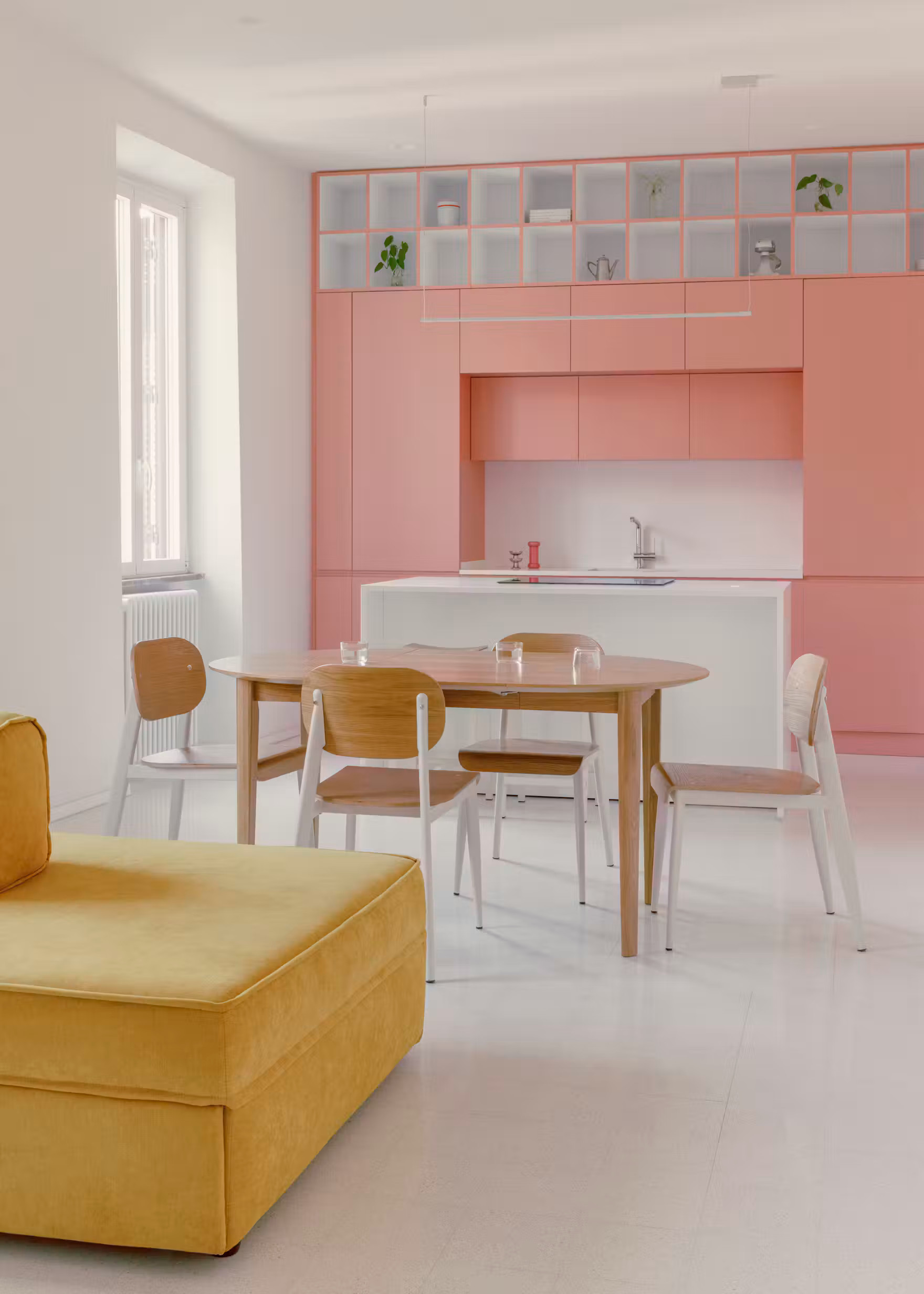 cuisine rose décoration design avec salle à manger et salon avec canapé velours jaune