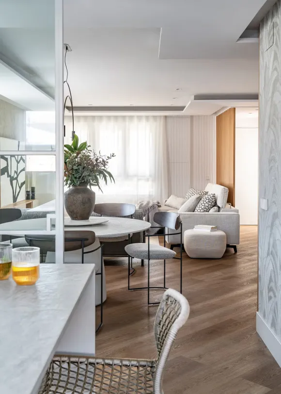 salle à manger et cuisine semi-ouverte décoration contemporaine