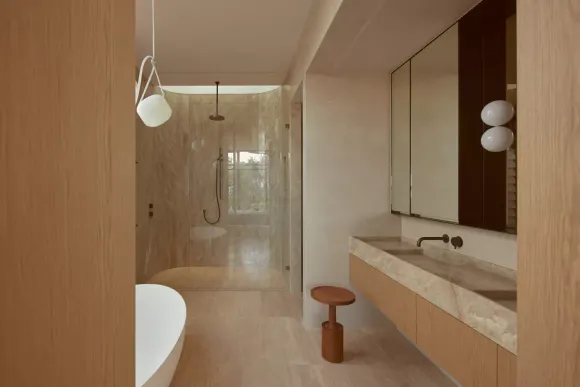 salle de bain travertin et bois